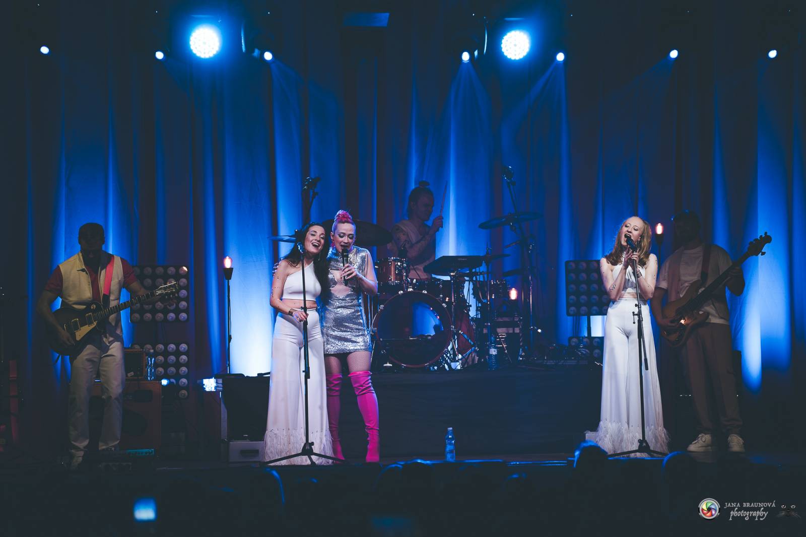 Plzeň zaplavila růžová. Tereza Mašková zvedla Šeříkovku ze židlí