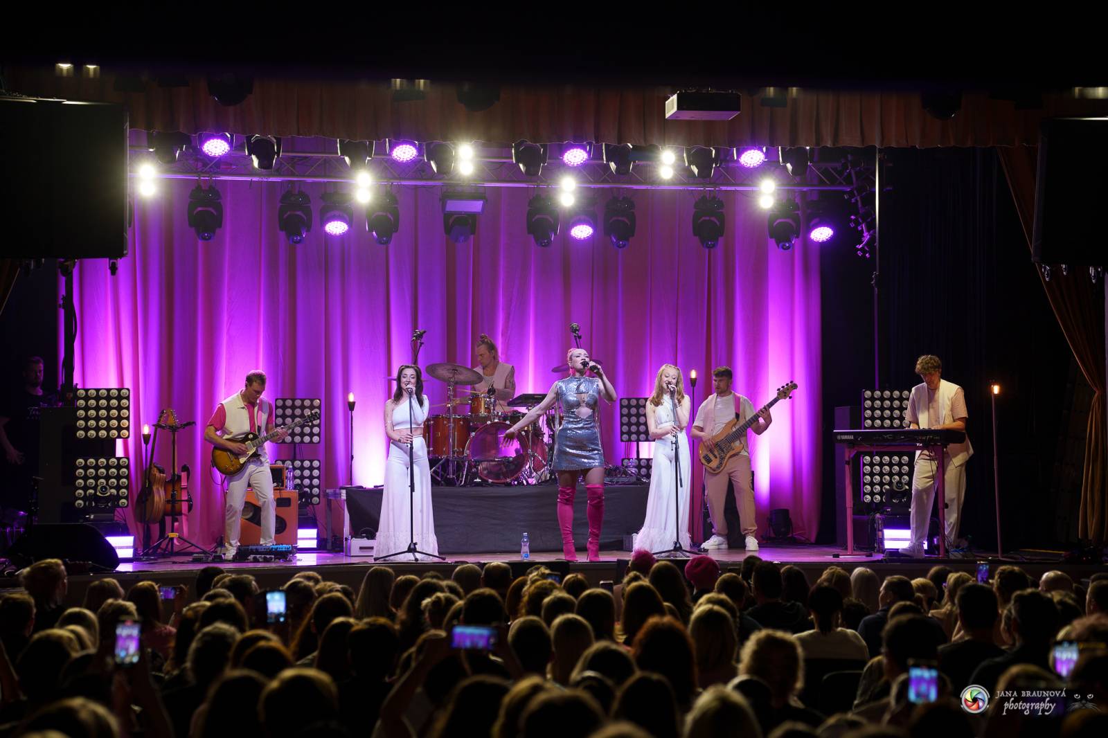 Plzeň zaplavila růžová. Tereza Mašková zvedla Šeříkovku ze židlí