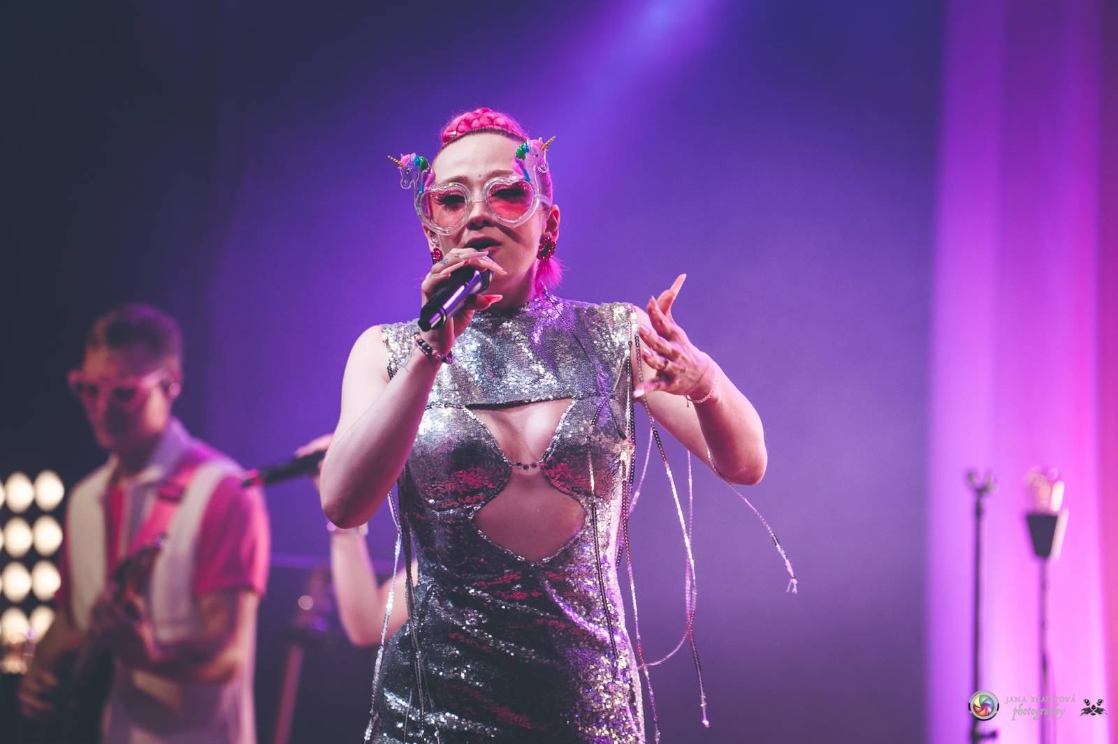 Plzeň zaplavila růžová. Tereza Mašková zvedla Šeříkovku ze židlí