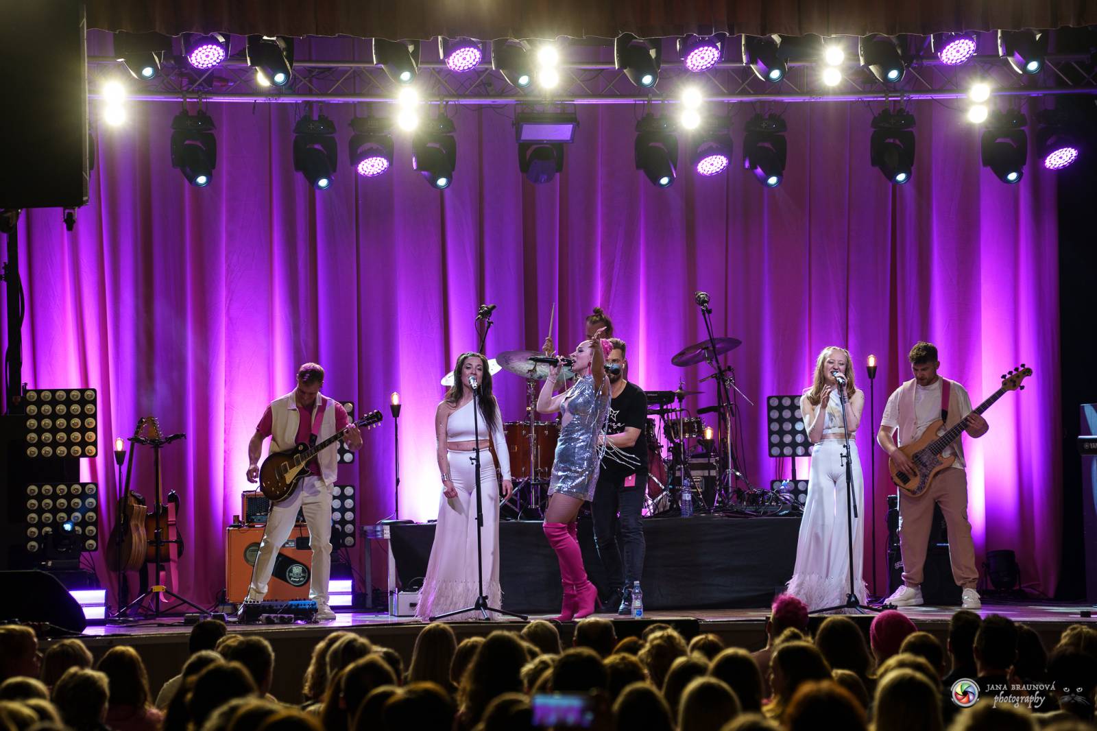 Plzeň zaplavila růžová. Tereza Mašková zvedla Šeříkovku ze židlí