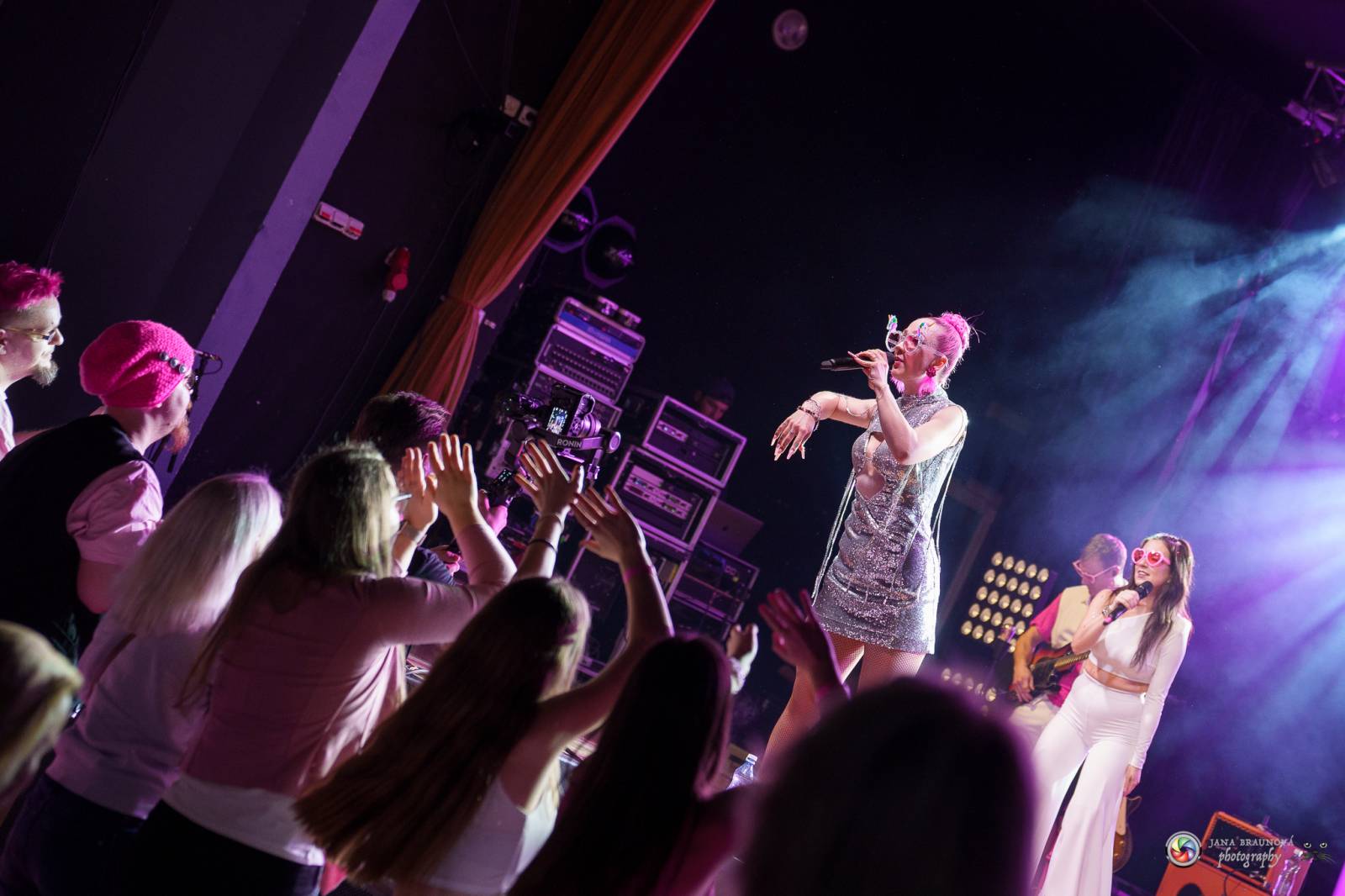 Plzeň zaplavila růžová. Tereza Mašková zvedla Šeříkovku ze židlí