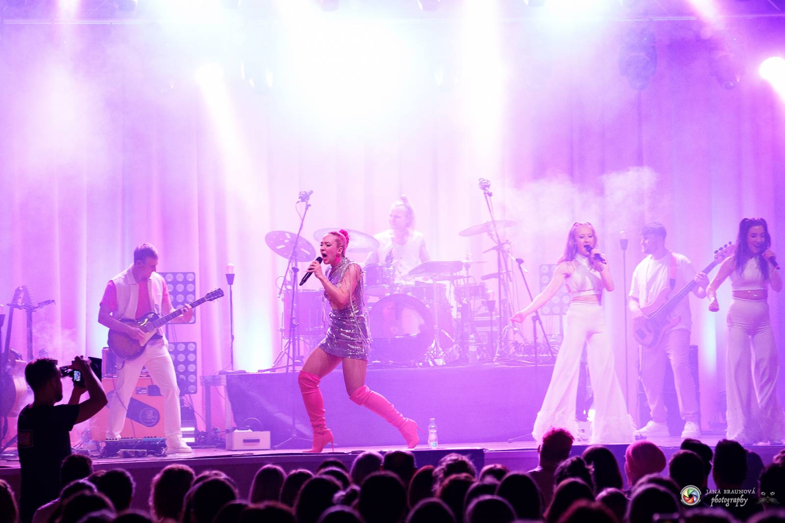 Plzeň zaplavila růžová. Tereza Mašková zvedla Šeříkovku ze židlí