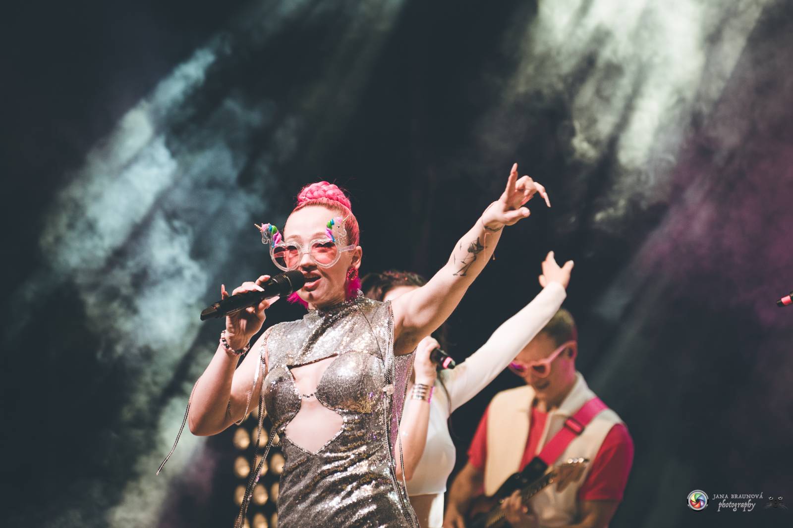 Plzeň zaplavila růžová. Tereza Mašková zvedla Šeříkovku ze židlí