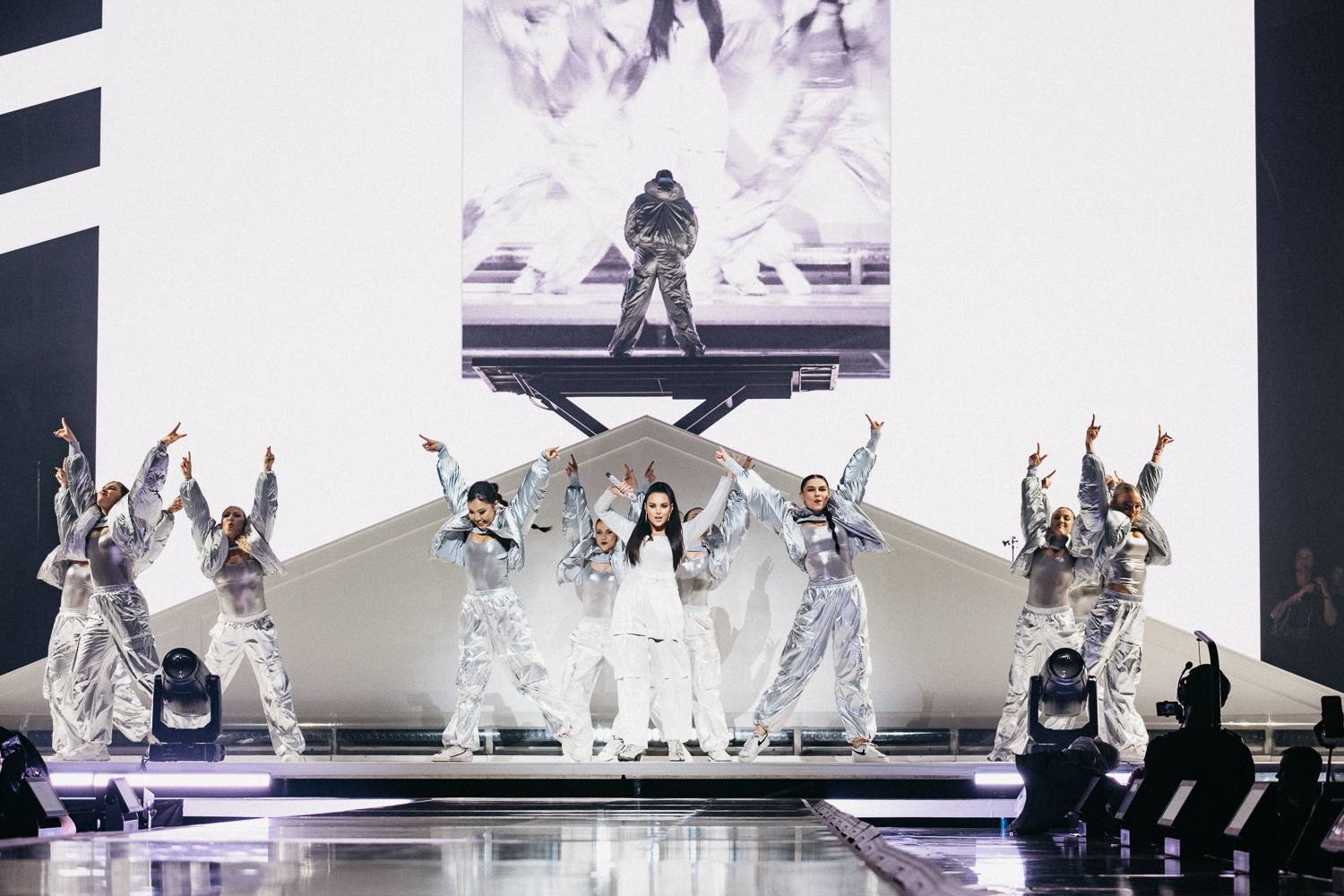 Ewa Farna nadchla O2 arenu i podruhé. Publikum si získala skvělým pěveckým i tanečním výkonem