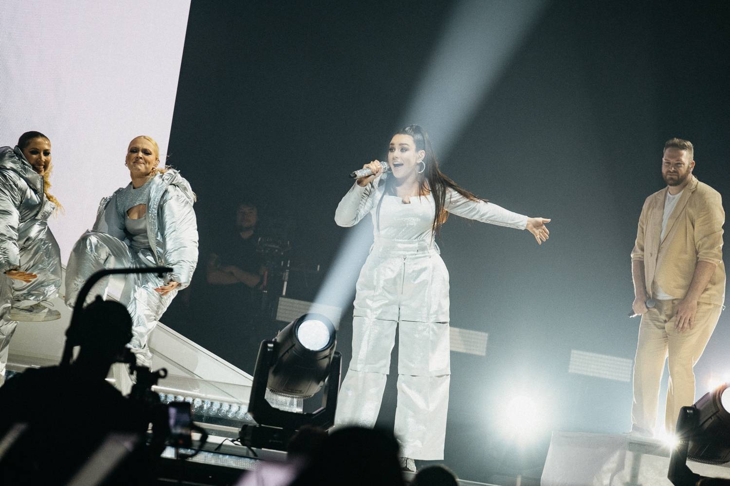 Ewa Farna nadchla O2 arenu i podruhé. Publikum si získala skvělým pěveckým i tanečním výkonem