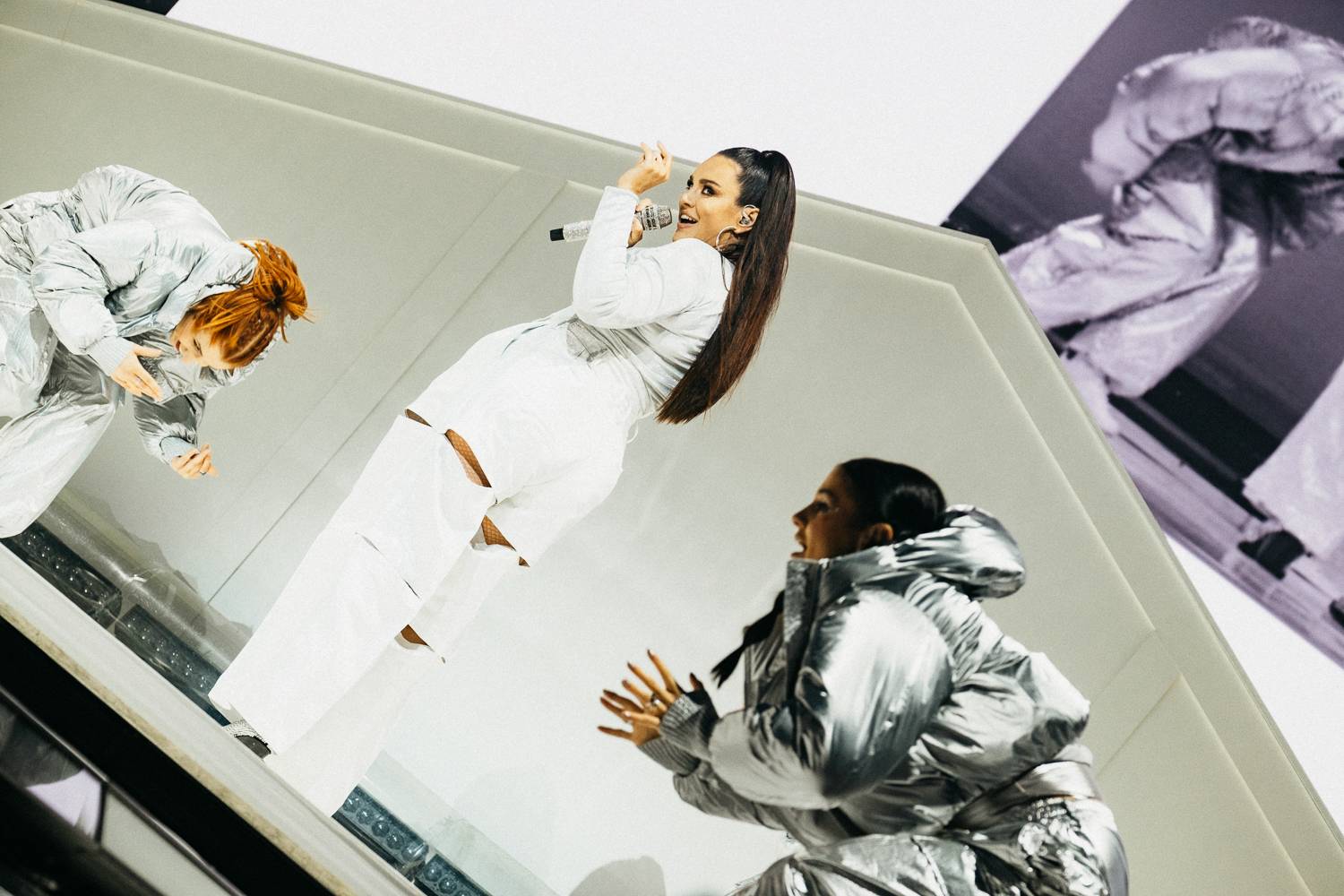 Ewa Farna nadchla O2 arenu i podruhé. Publikum si získala skvělým pěveckým i tanečním výkonem