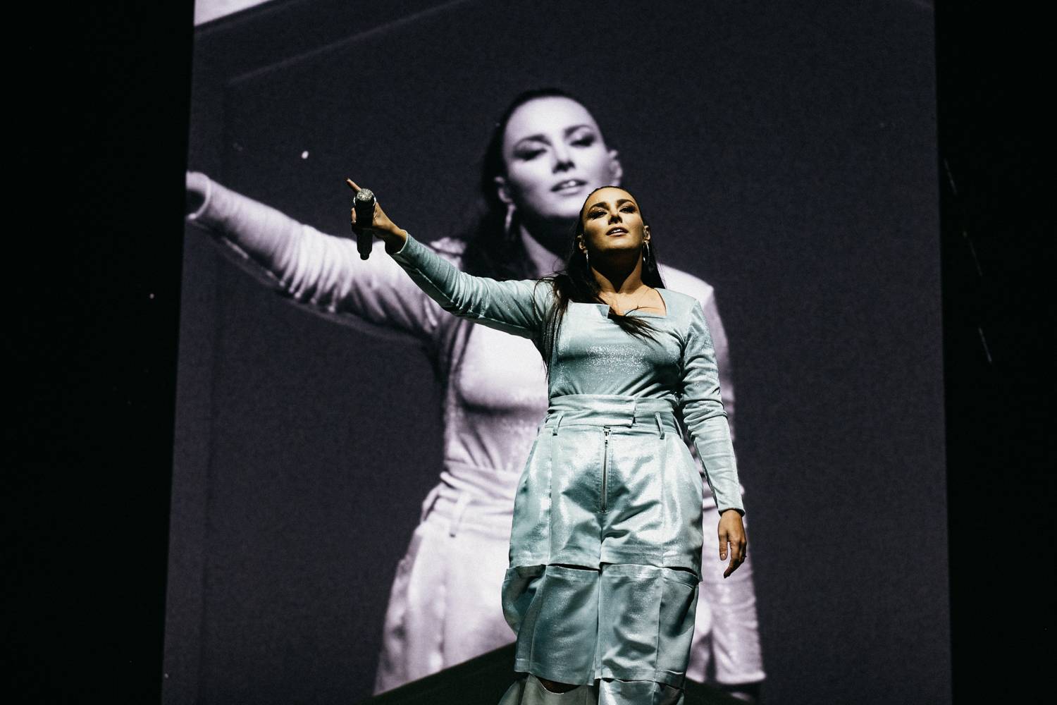 Ewa Farna nadchla O2 arenu i podruhé. Publikum si získala skvělým pěveckým i tanečním výkonem