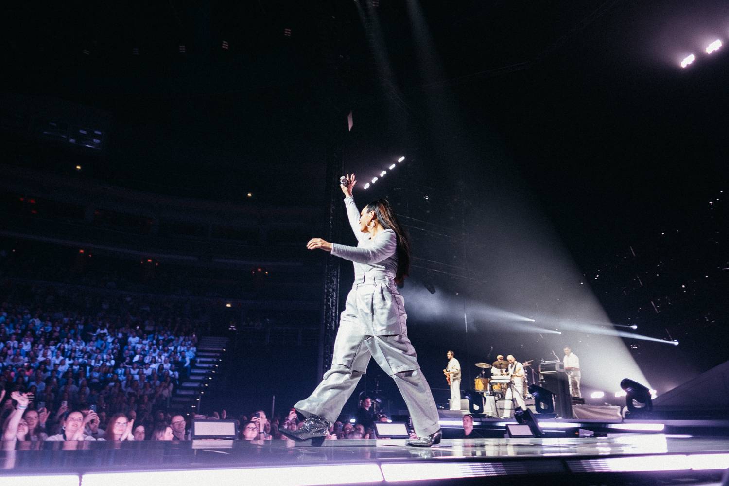 Ewa Farna nadchla O2 arenu i podruhé. Publikum si získala skvělým pěveckým i tanečním výkonem