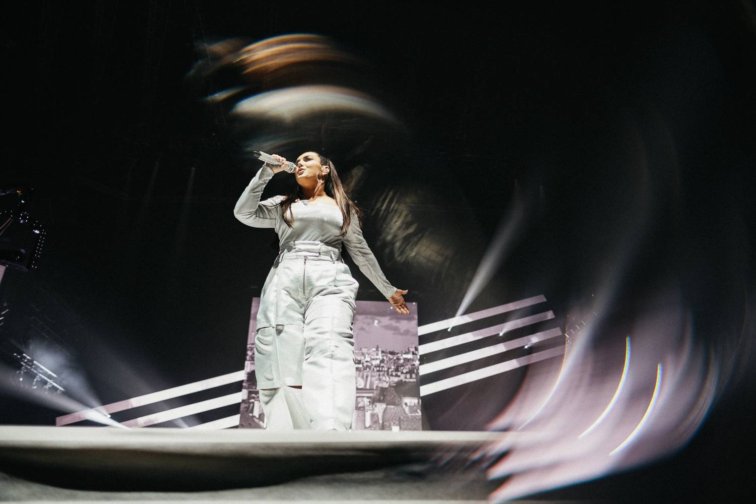 Ewa Farna nadchla O2 arenu i podruhé. Publikum si získala skvělým pěveckým i tanečním výkonem