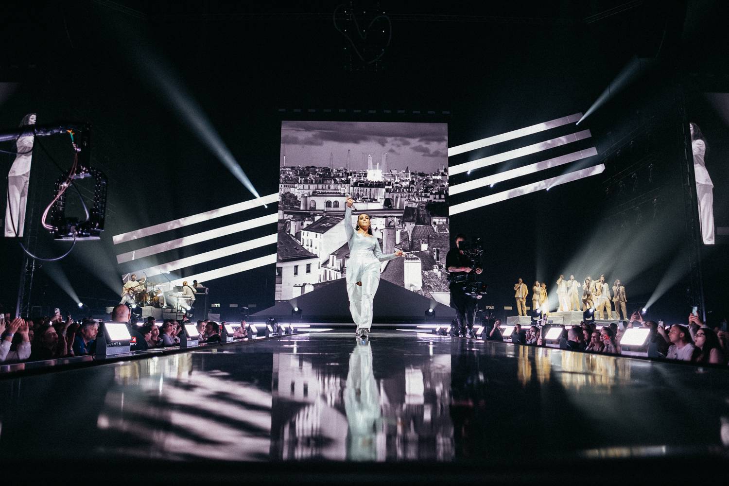 Ewa Farna nadchla O2 arenu i podruhé. Publikum si získala skvělým pěveckým i tanečním výkonem