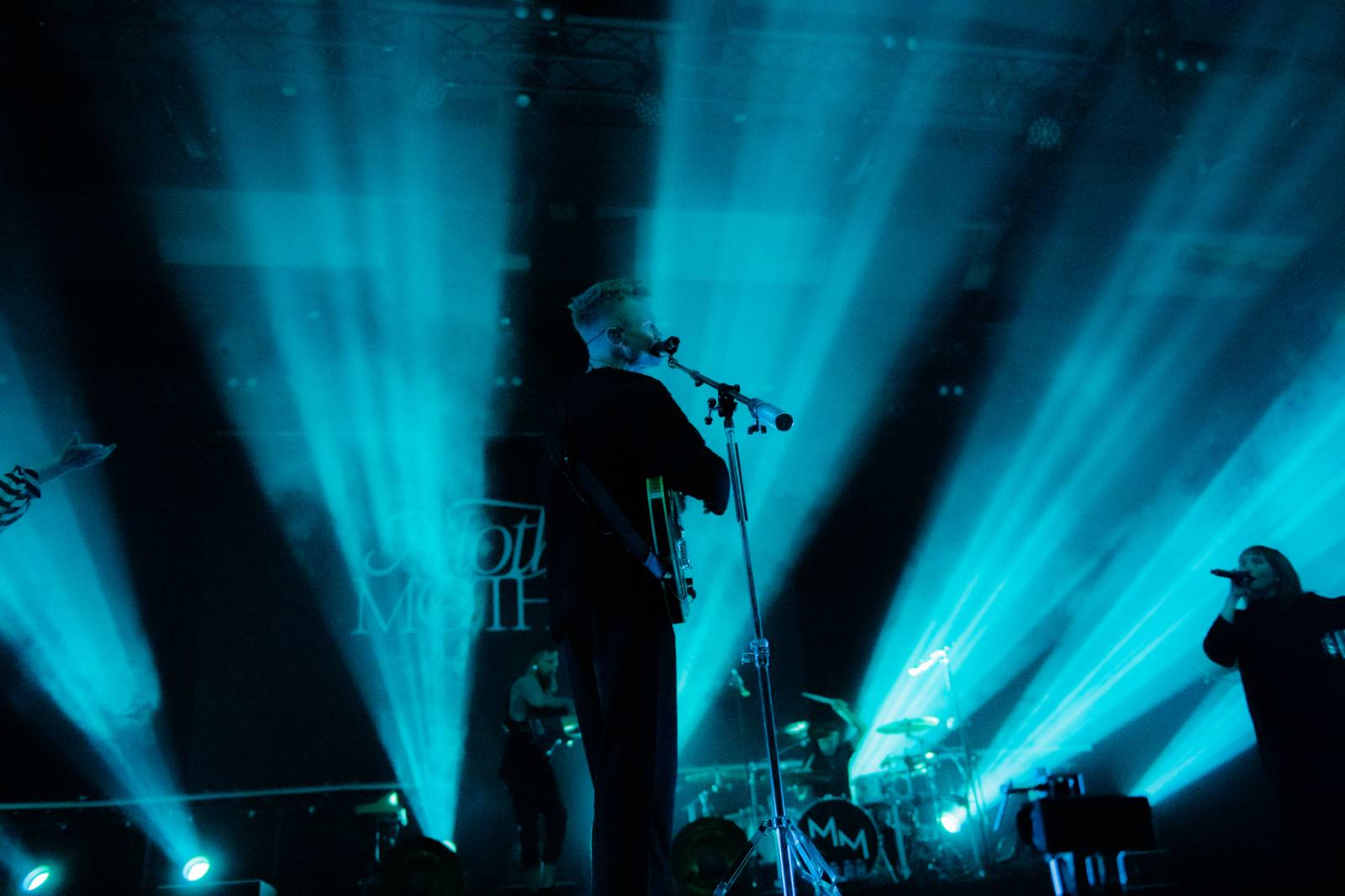 Mother Mother otevřeli Praze svá srdce