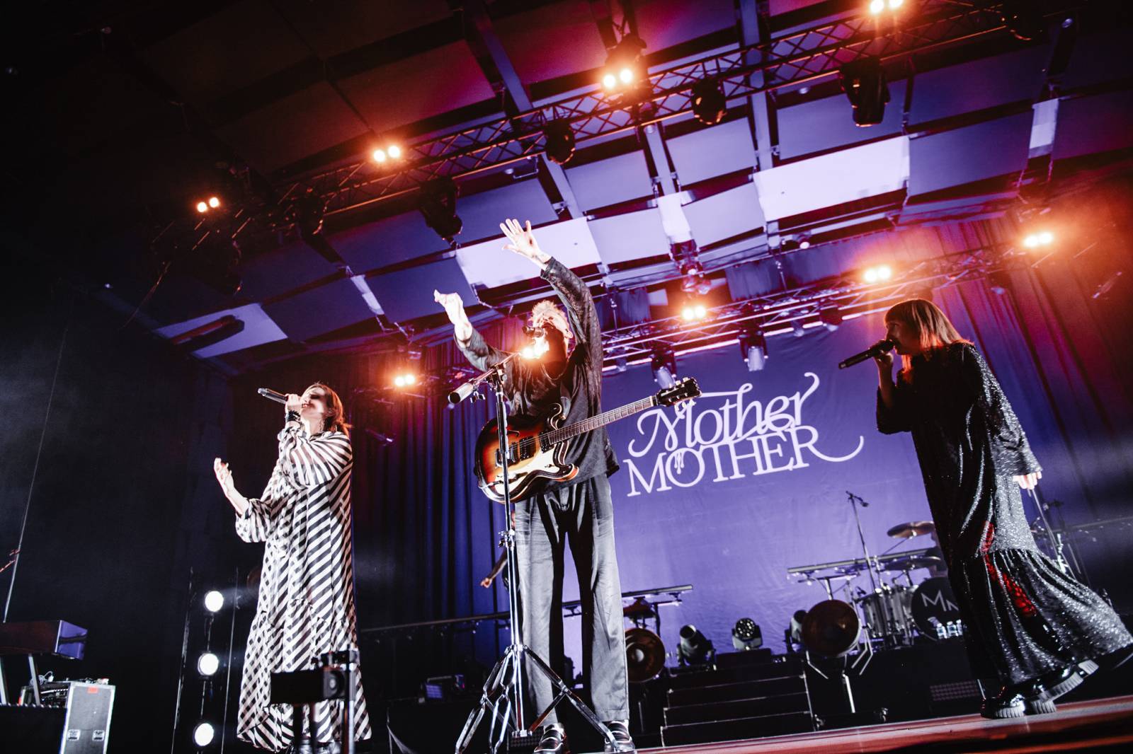 Mother Mother otevřeli Praze svá srdce