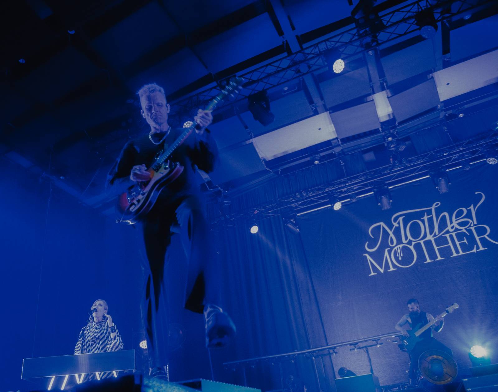 Mother Mother otevřeli Praze svá srdce