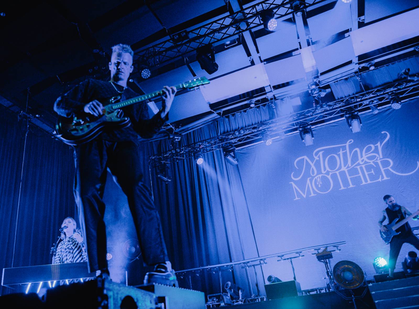 Mother Mother otevřeli Praze svá srdce