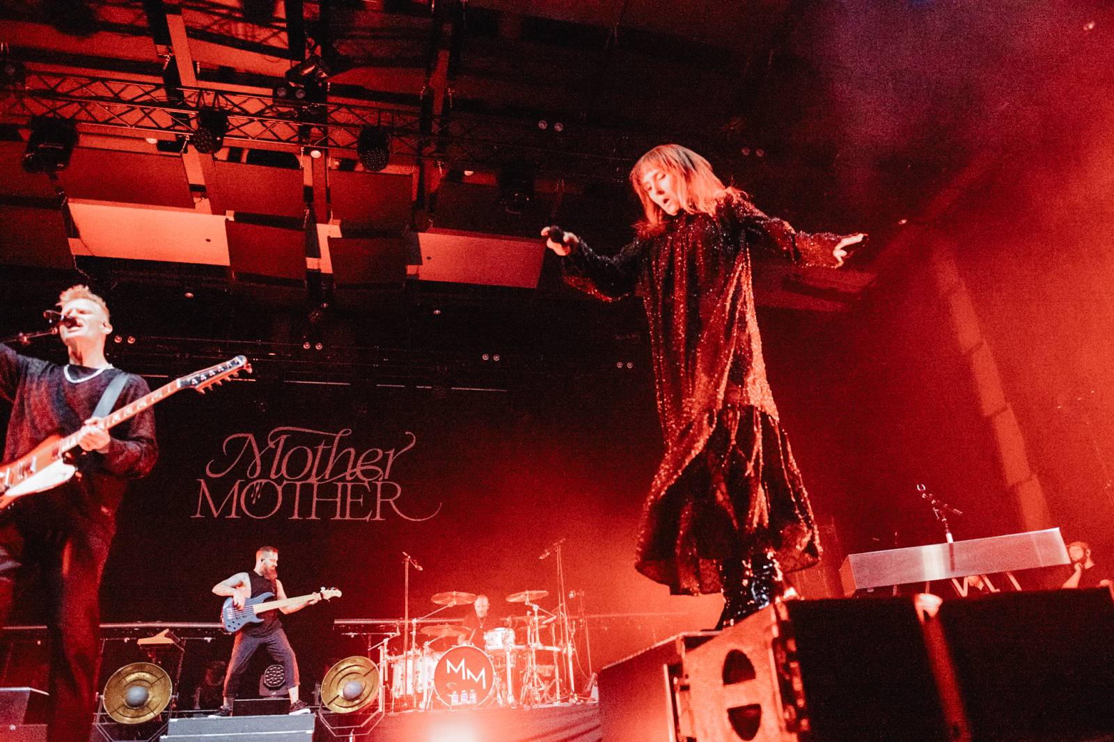 Mother Mother otevřeli Praze svá srdce