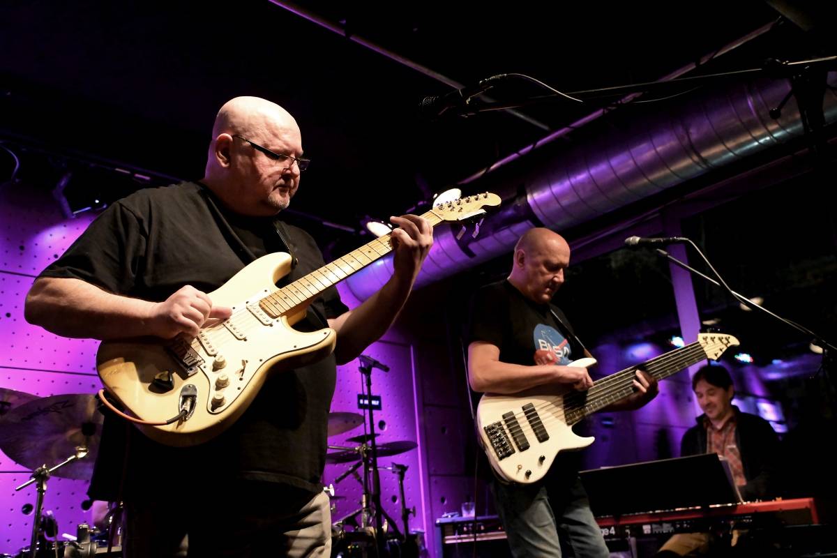 Prahou zněly hity Buty, kapela třikrát vyprodala Jazz Dock