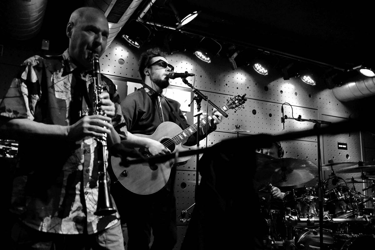 Prahou zněly hity Buty, kapela třikrát vyprodala Jazz Dock