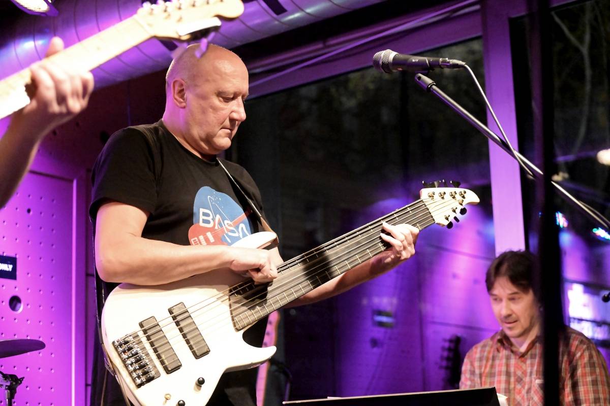 Prahou zněly hity Buty, kapela třikrát vyprodala Jazz Dock