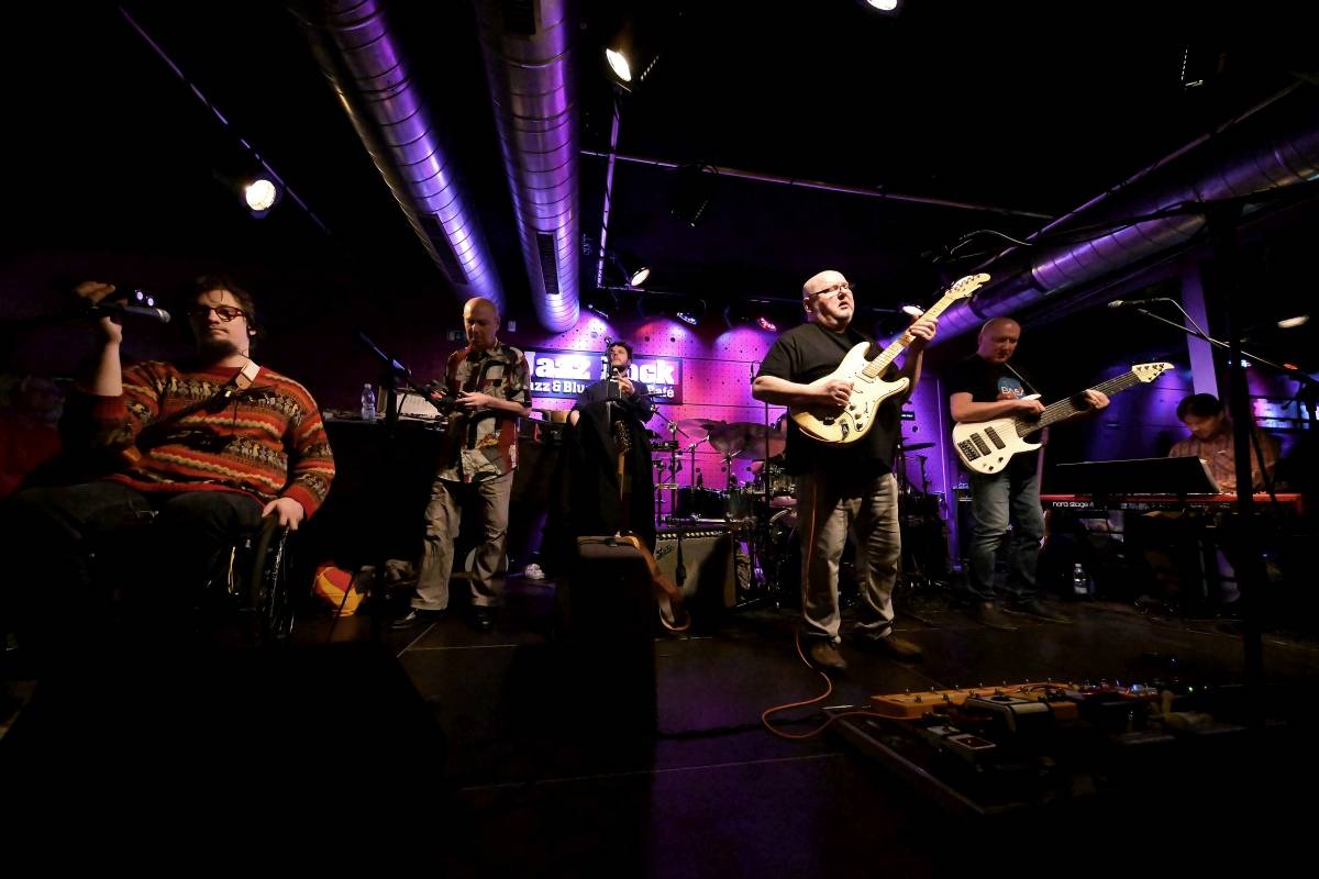 Prahou zněly hity Buty, kapela třikrát vyprodala Jazz Dock