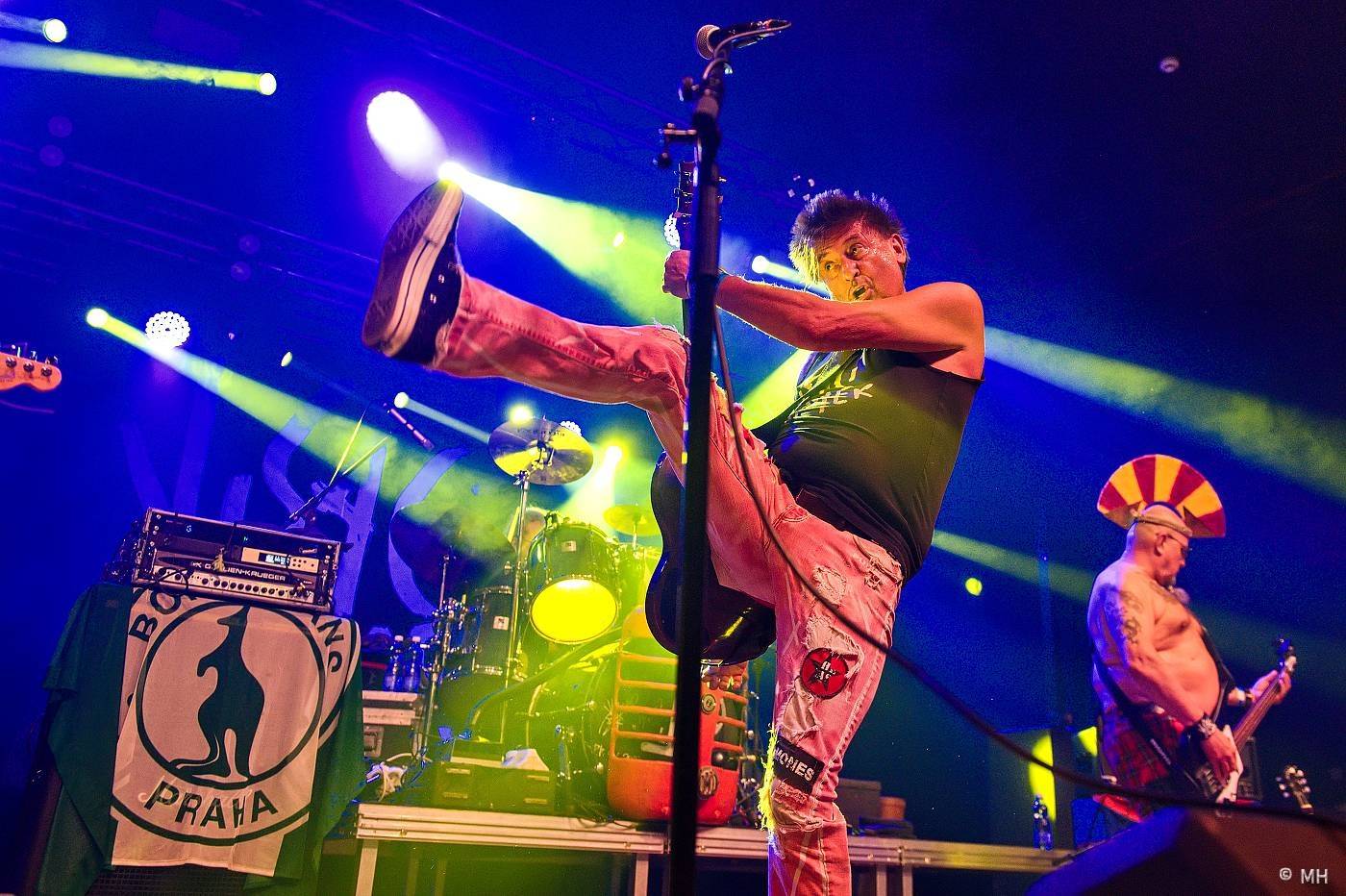 Známka punku v Šeříkovce. Visací zámek předcvičoval v Plzni spartakiádu