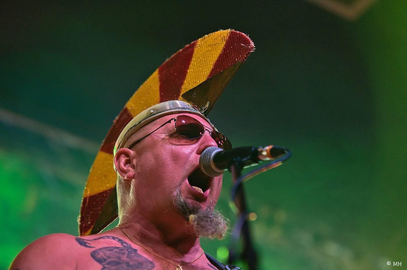 Známka punku v Šeříkovce. Visací zámek předcvičoval v Plzni spartakiádu