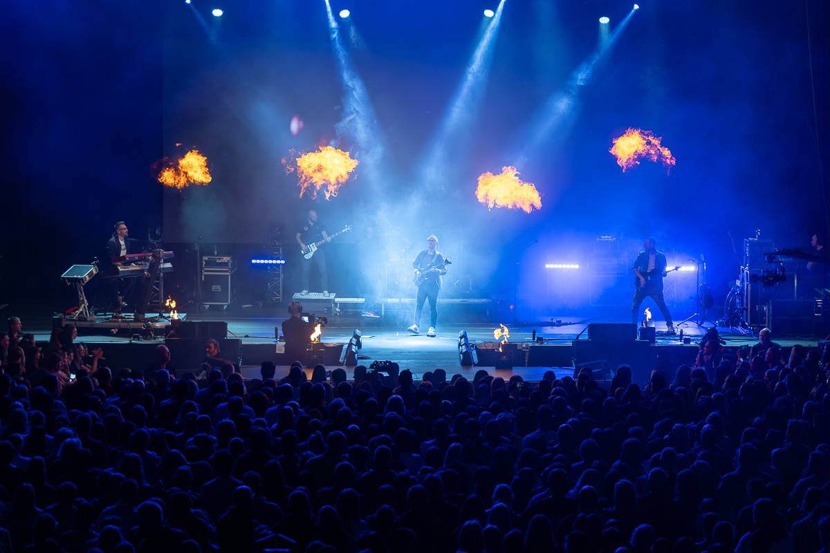 Pražský koncert No Name byl zároveň stand-upem Igora Timka. Svými průpovídkami bavil O2 universum