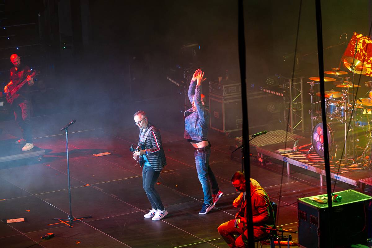 Pražský koncert No Name byl zároveň stand-upem Igora Timka. Svými průpovídkami bavil O2 universum