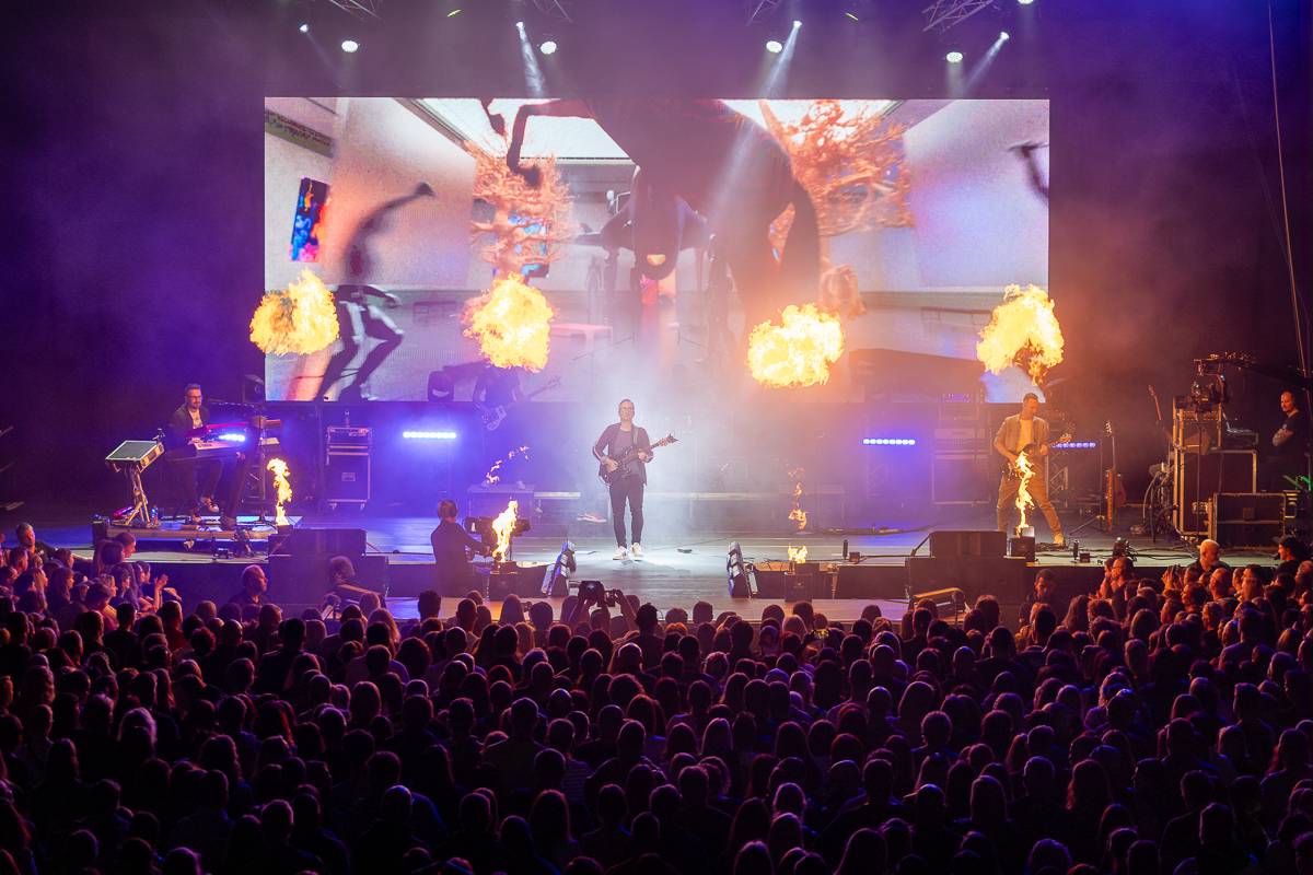 Pražský koncert No Name byl zároveň stand-upem Igora Timka. Svými průpovídkami bavil O2 universum