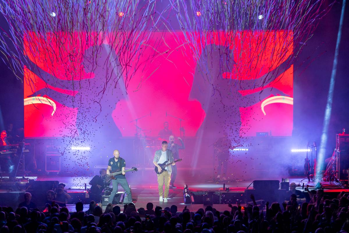 Pražský koncert No Name byl zároveň stand-upem Igora Timka. Svými průpovídkami bavil O2 universum