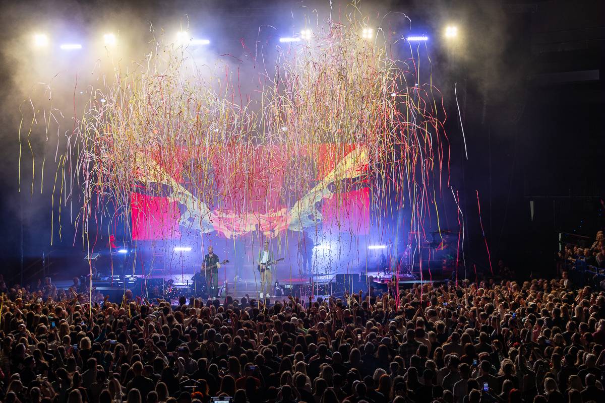 Pražský koncert No Name byl zároveň stand-upem Igora Timka. Svými průpovídkami bavil O2 universum