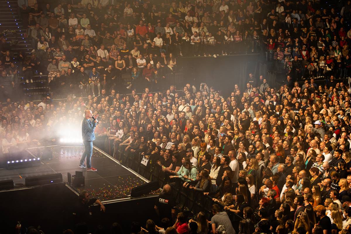 Pražský koncert No Name byl zároveň stand-upem Igora Timka. Svými průpovídkami bavil O2 universum