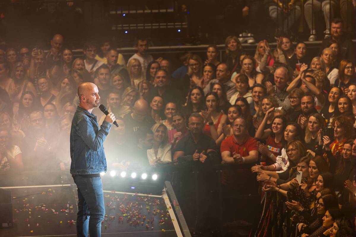 Pražský koncert No Name byl zároveň stand-upem Igora Timka. Svými průpovídkami bavil O2 universum