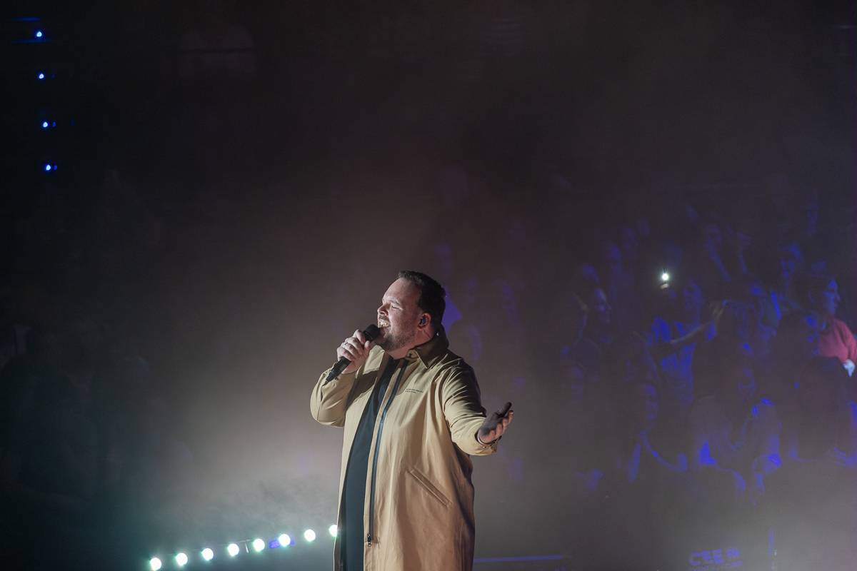 Pražský koncert No Name byl zároveň stand-upem Igora Timka. Svými průpovídkami bavil O2 universum