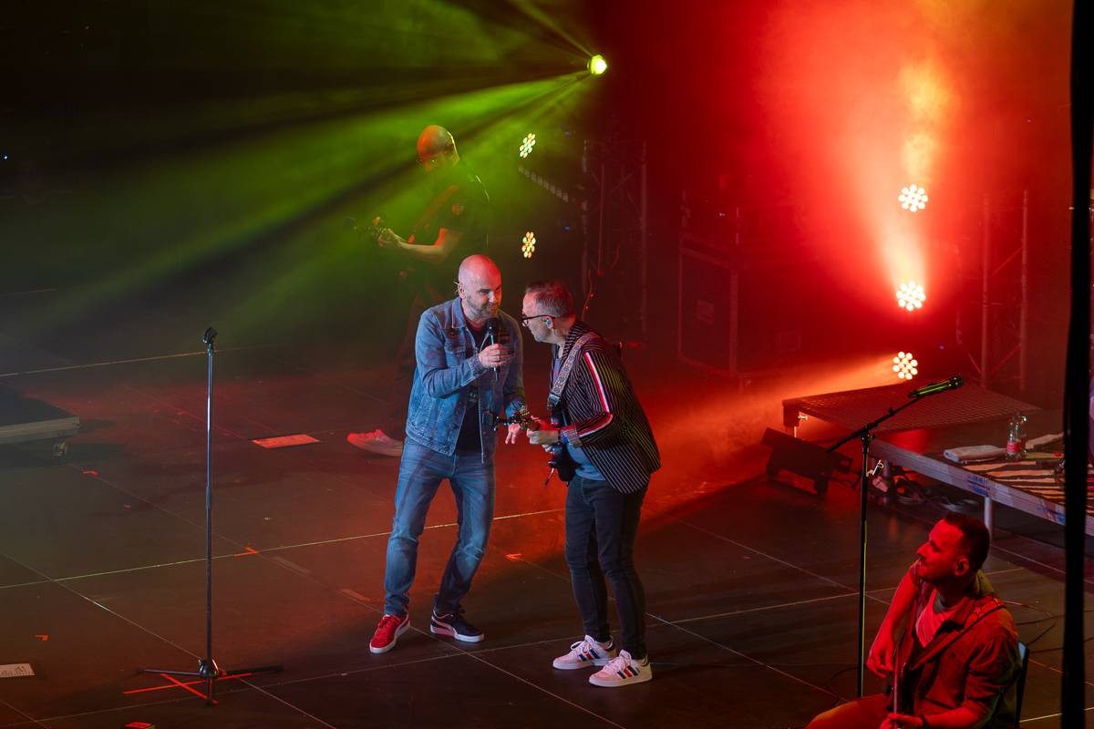 Pražský koncert No Name byl zároveň stand-upem Igora Timka. Svými průpovídkami bavil O2 universum