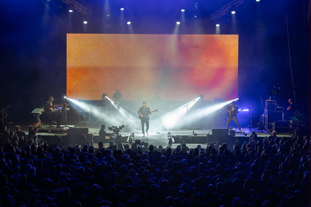 Pražský koncert No Name byl zároveň stand-upem Igora Timka. Svými průpovídkami bavil O2 universum