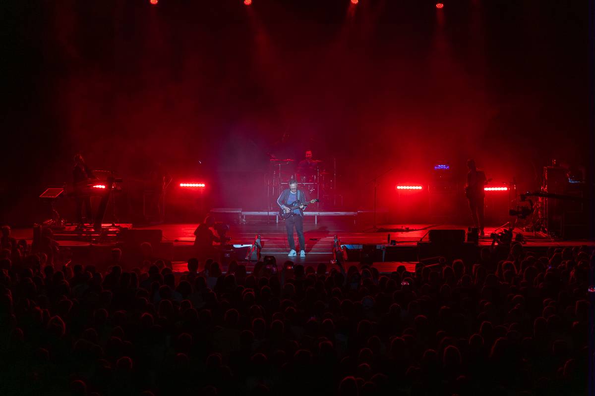 Pražský koncert No Name byl zároveň stand-upem Igora Timka. Svými průpovídkami bavil O2 universum