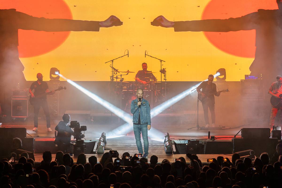 Pražský koncert No Name byl zároveň stand-upem Igora Timka. Svými průpovídkami bavil O2 universum