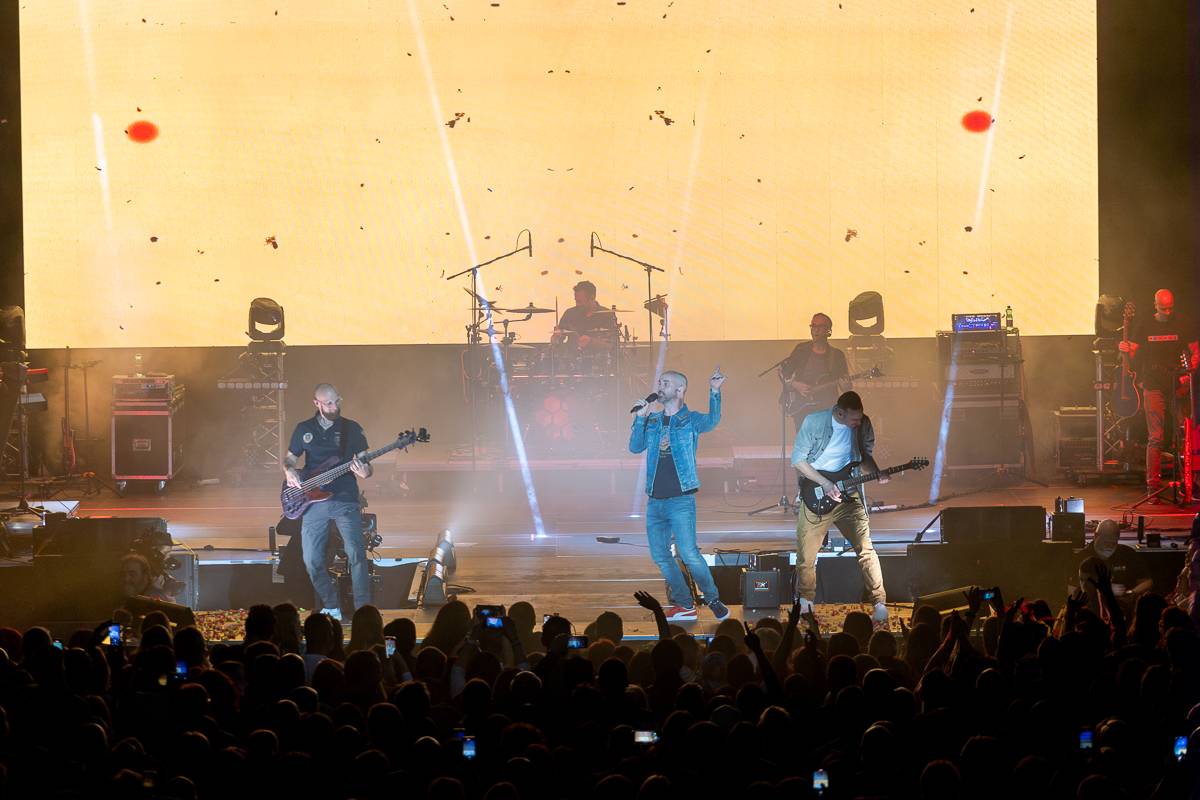 Pražský koncert No Name byl zároveň stand-upem Igora Timka. Svými průpovídkami bavil O2 universum