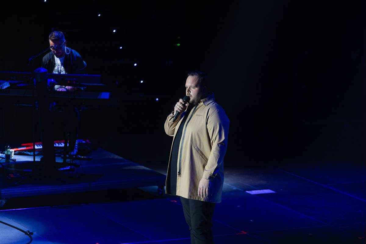 Pražský koncert No Name byl zároveň stand-upem Igora Timka. Svými průpovídkami bavil O2 universum