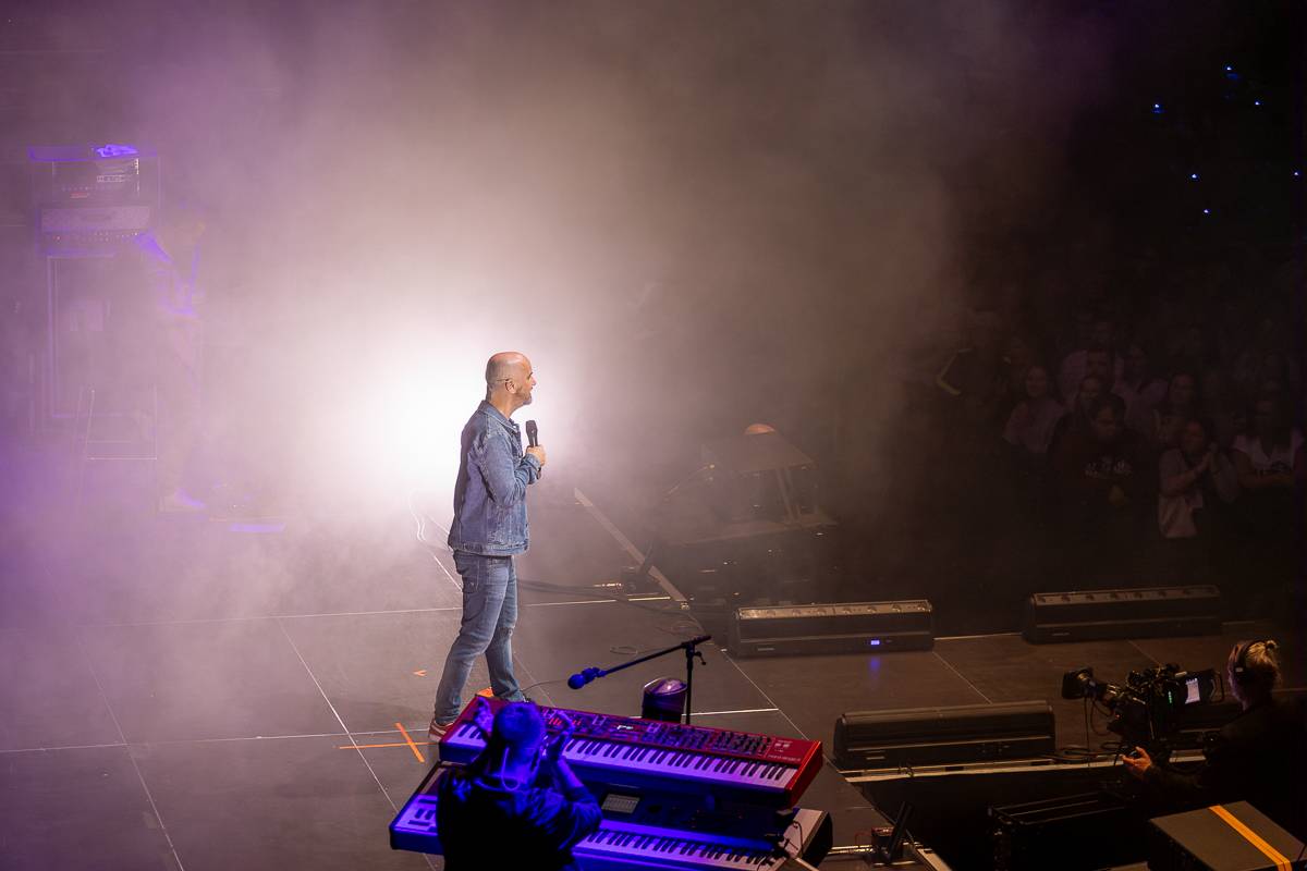 Pražský koncert No Name byl zároveň stand-upem Igora Timka. Svými průpovídkami bavil O2 universum