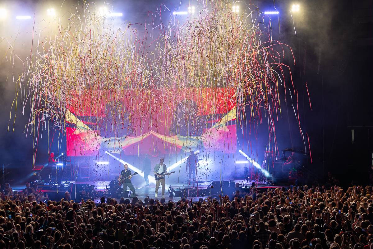 Pražský koncert No Name byl zároveň stand-upem Igora Timka. Svými průpovídkami bavil O2 universum