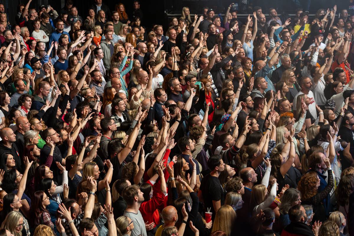 Pražský koncert No Name byl zároveň stand-upem Igora Timka. Svými průpovídkami bavil O2 universum