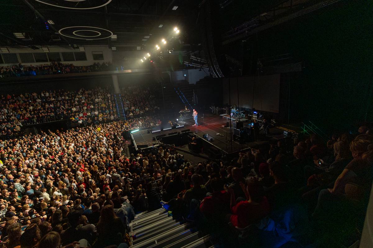 Pražský koncert No Name byl zároveň stand-upem Igora Timka. Svými průpovídkami bavil O2 universum