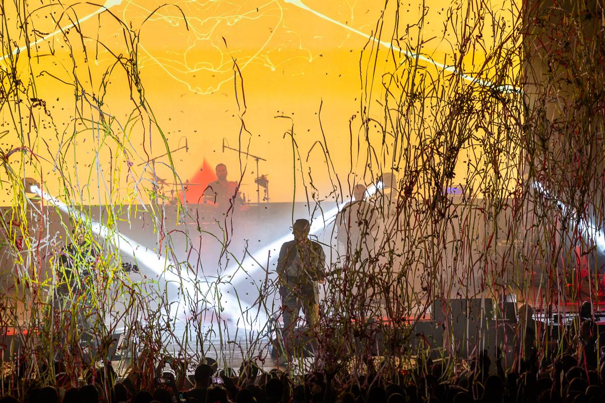 Pražský koncert No Name byl zároveň stand-upem Igora Timka. Svými průpovídkami bavil O2 universum