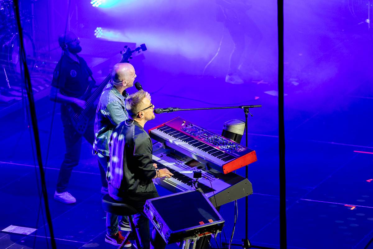 Pražský koncert No Name byl zároveň stand-upem Igora Timka. Svými průpovídkami bavil O2 universum