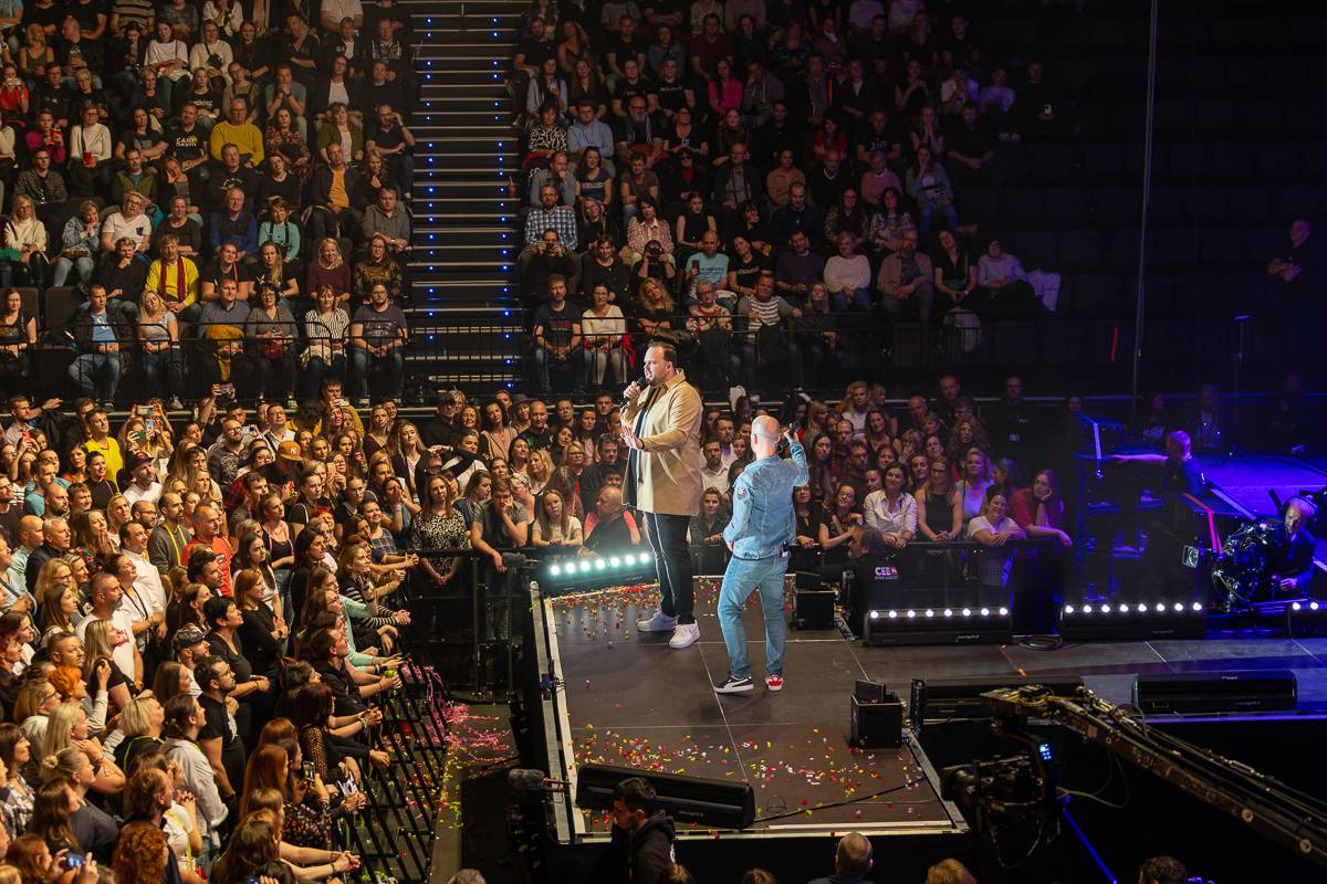 Pražský koncert No Name byl zároveň stand-upem Igora Timka. Svými průpovídkami bavil O2 universum