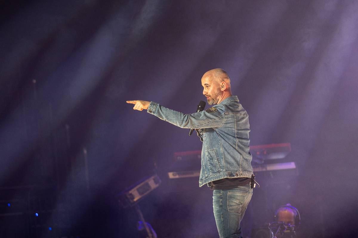 Pražský koncert No Name byl zároveň stand-upem Igora Timka. Svými průpovídkami bavil O2 universum