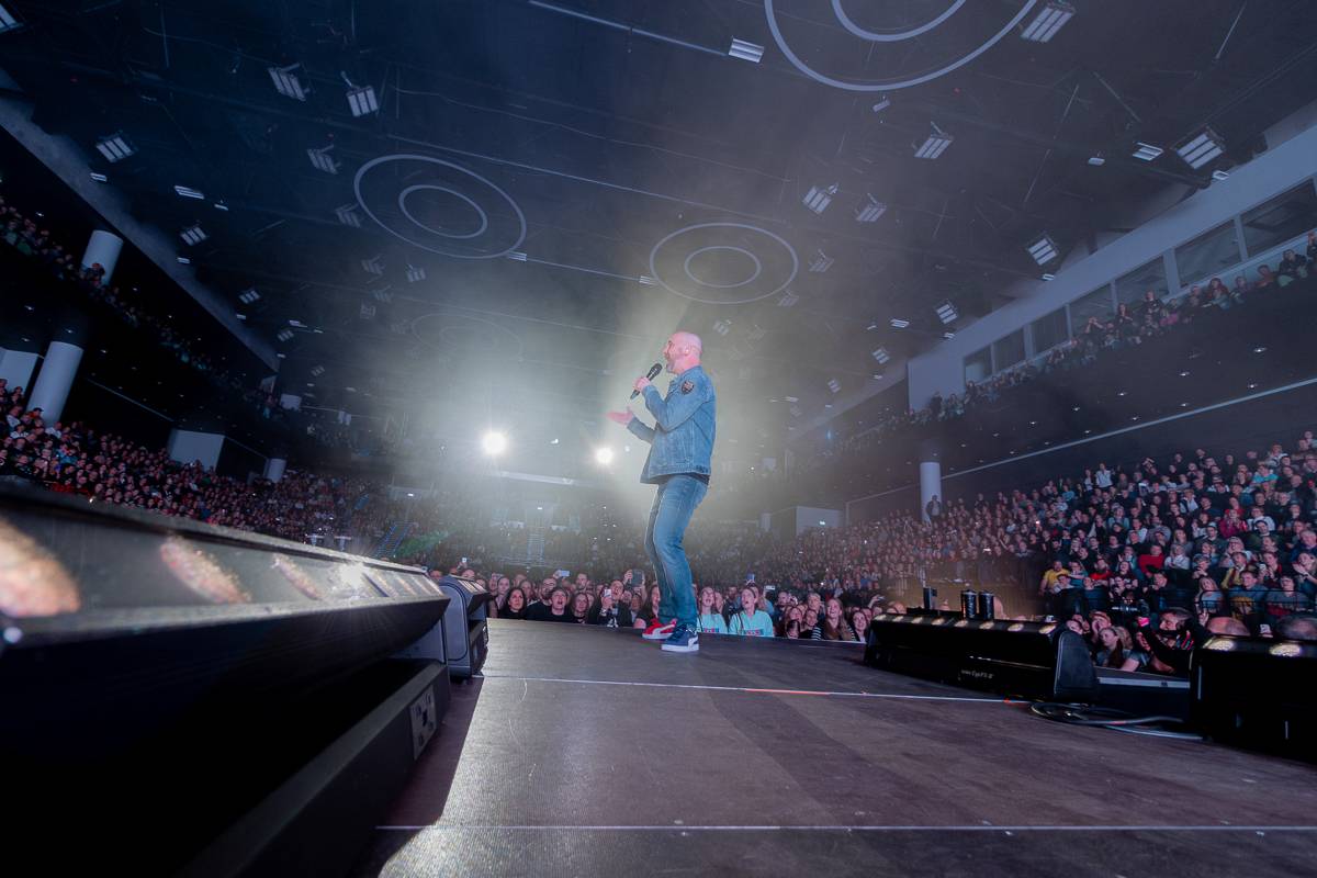 Pražský koncert No Name byl zároveň stand-upem Igora Timka. Svými průpovídkami bavil O2 universum