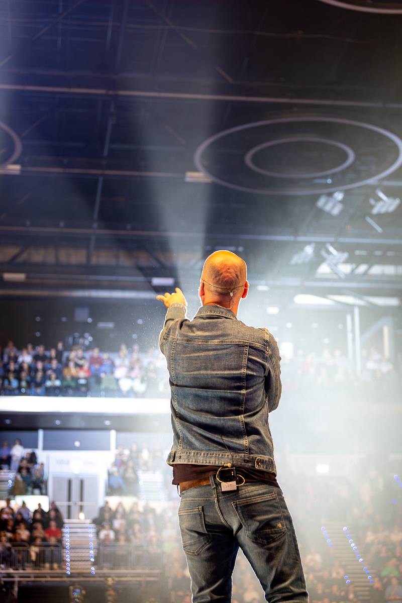 Pražský koncert No Name byl zároveň stand-upem Igora Timka. Svými průpovídkami bavil O2 universum