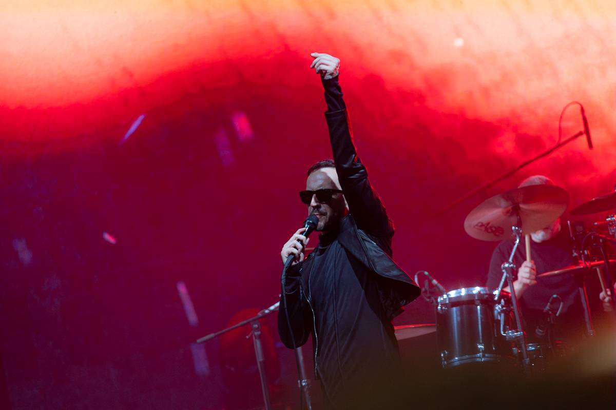 Pražský koncert No Name byl zároveň stand-upem Igora Timka. Svými průpovídkami bavil O2 universum